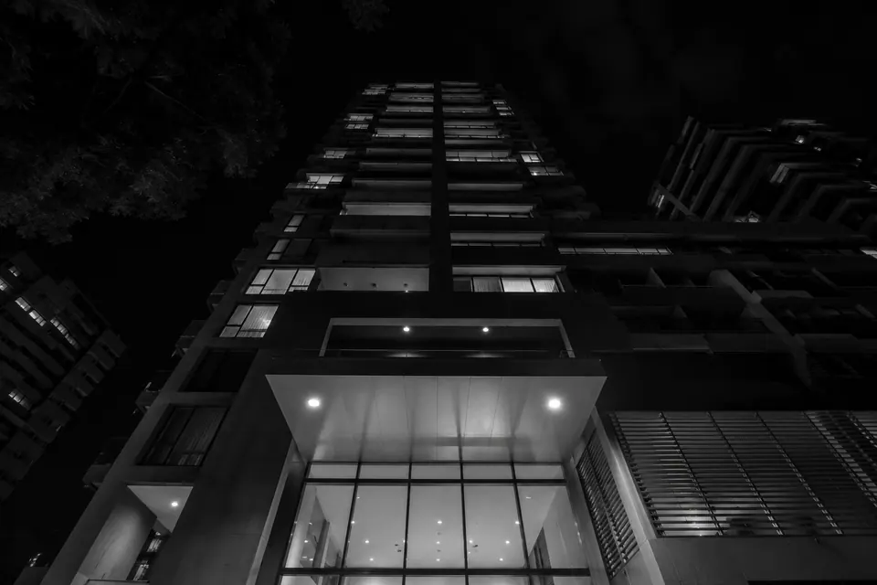 Fachada nocturna de edificio residencial